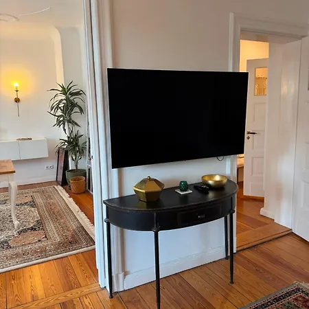 Grosszuegige Altbauwohnung Mit Balkon *
