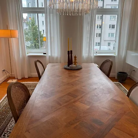 شقة Grosszuegige Altbauwohnung Mit Balkon
