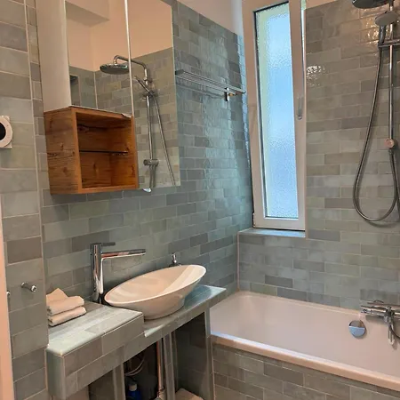 شقة Grosszuegige Altbauwohnung Mit Balkon *
